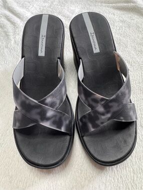 Ipanema Black and Gray Crisscross Slide Sandals